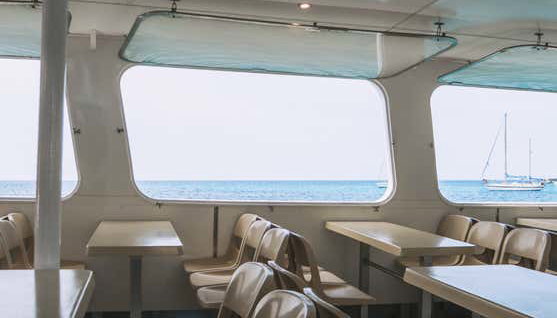 Croisière dans les criques du Sud - Photo 5, Intérieur du bateau avec tables et chaises