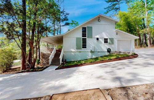 6 Mi to Lake Brookeland Home with Treehouse Vibes - Photo 5