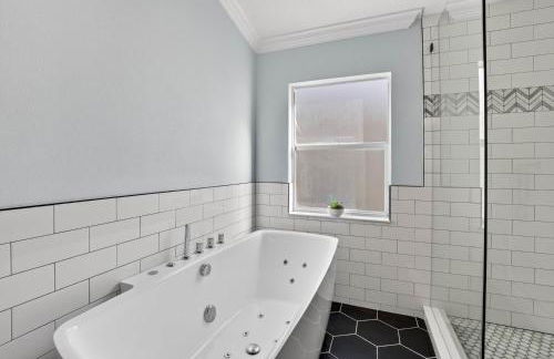 Lakefront 4-Bedroom Home with Pool - Foto 20