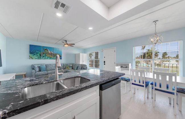 Modern Retreat, Block to Beach w Pool & Balcony - Foto 24