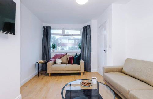 Comfy 3-BR Wirral Home | Free Parking & Wi-Fi - Foto 70