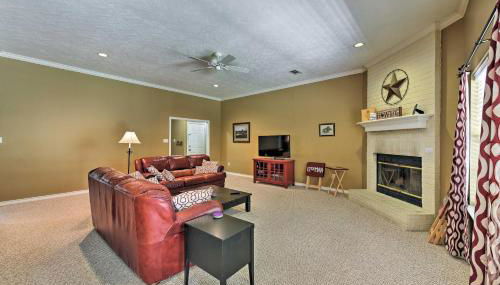 Cozy College Station Home with Patio and Fireplace - Foto 4