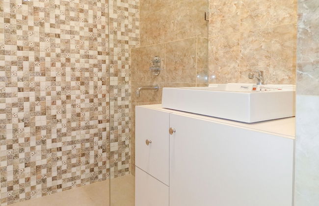 Elegant And Minimalist Studio At Mataram City Apartment - Foto 12