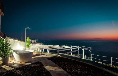 VILLA LA TAGLIATA spectacular jacuzzi tub amazing view and private parking garage - Photo 26