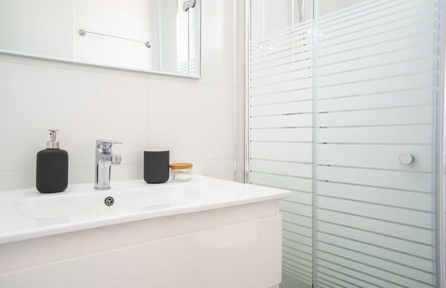 Sunlit Balcony & Coastal Charm by Sea N' Rent - Foto 29