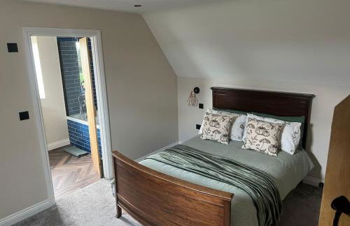 Charming 2-Bedroom Cottage in Warwickshire - Photo 13