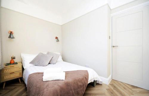 Newly refurbished 2 br apartment with a beautiful garden - Foto 50