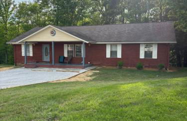 Resting Point - Hot Tub, Firepit, Spacious 4-BR Home - Foto 1