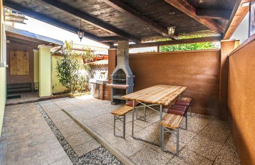 Industrial style studio house Eni, with Parking, BBQ, AC in Marčana, Ferienwohnung - Foto 7