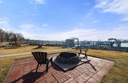 Lakeside Bliss 2BR, 1BA with All Modern Comforts - Foto 43