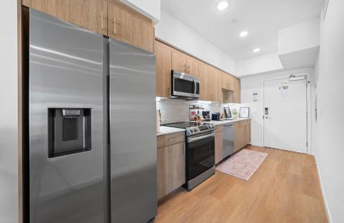 Stylish Top-Floor Gem with King Bed & City Ocean Views - Foto 21