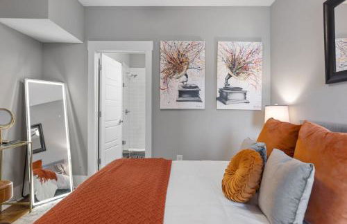 Only 4 Miles to Broadway with Free Parking and TVs in Bedrooms - Foto 24