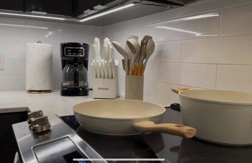 The Red Room - Double King Bed - Grand Piano - Foto 13