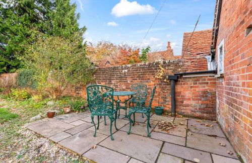 3BR Kingswood Cottage with Detached Unit - Photo 50