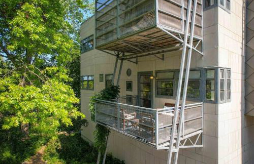 The Architect's Modern Castle - Photo 3