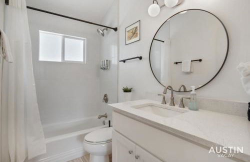 Stylish Austin Retreat w Luxurious King Bed and WD - Foto 11