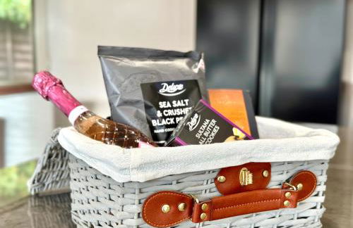 Winter Getaway - Luxury Bungalow w Games Room - Photo 3