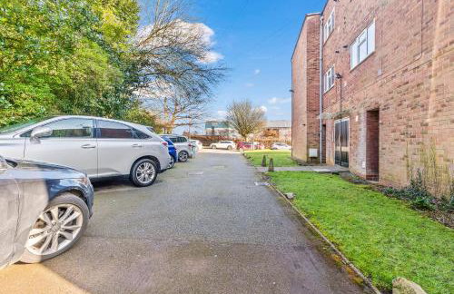 Luxury 2 Bedroom Apartment with Free Parking Opposite Queen Elizabeth Hospital - Photo 28