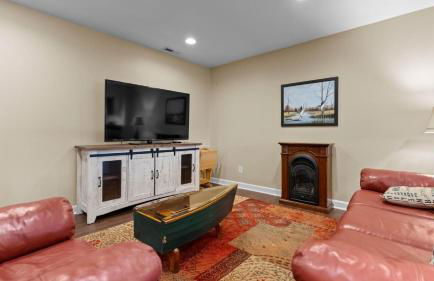 Sleeps 22, Lakefront w/ Private Dock & Pool, 2 Houses Lake Living by Avantstay - Foto 112