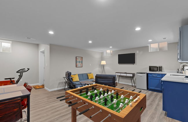 Bright Urban Comfort | JZ Vacation Rentals - Photo 42