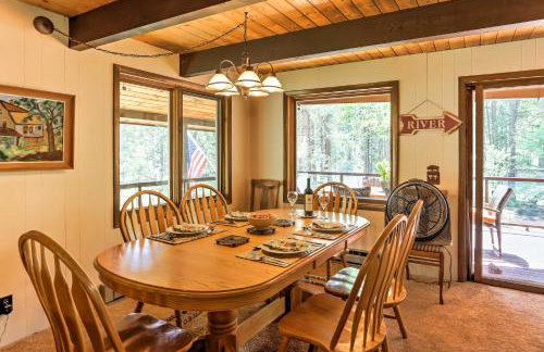 Riverside Winthrop Chalet with Hot Tub and 2 Decks! - Foto 9