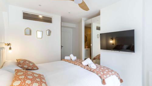 New- 8 pers devant le parc de la villette - Foto 4