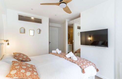 New- 8 pers devant le parc de la villette - Foto 4