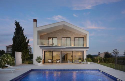 Villa Mariva for 8 persons near Porec with 44 m2 heated pool, sea view, fitness & kids playground - Foto 1