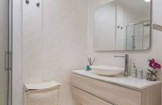 Cozy 2BR Retreat With Big Terrace, Peaceful Stay Minutes Away From the Beach - Foto 16