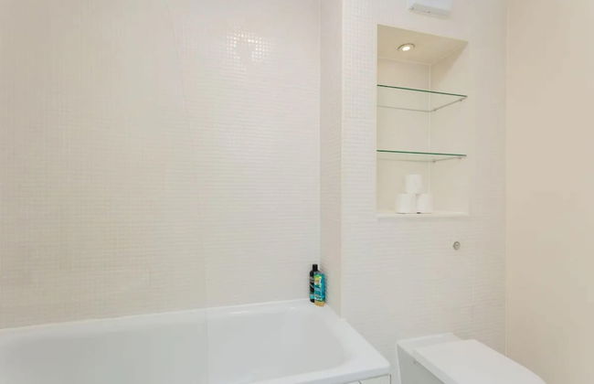 Vivid Apartment in Central London - Photo 19