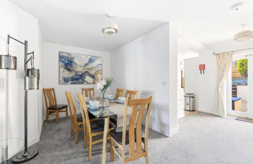 Loughton House - Central Location - Driveway Parking, Self-Check-In, Garden, Super-Fast Wifi and Smart TVs by Yoko Property - Foto 20