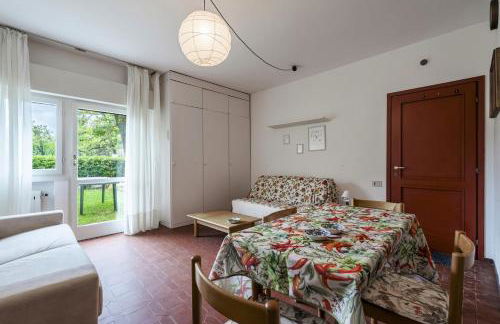 HOST4U - Loft del GARDA Residence with Pool, Front Lake Building - Foto 9