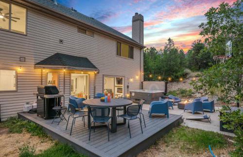 Zion Plush Family Escape HotTub, Games, Sleeps 14 - Photo 1