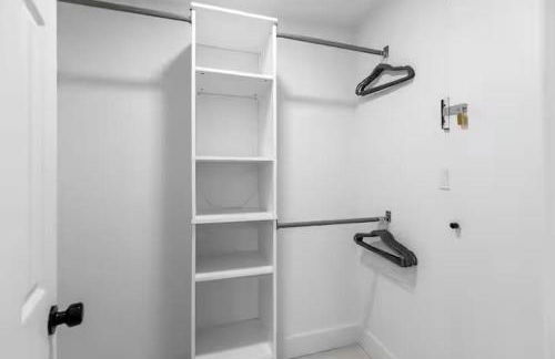 Chic Modern Cottage Near Downtown and Beaches Family - Photo 17