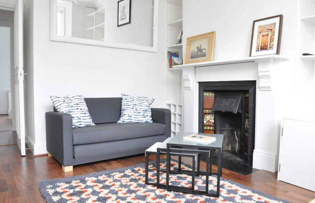 Bright 1 Bedroom Flat Perfect for City Getaway - Photo 7