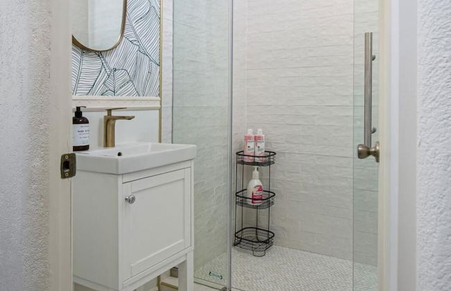 Beautiful Studio Near Hollywood! Sleeps 2! - Photo 18