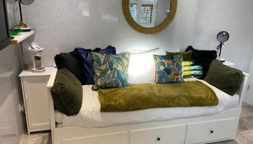 Oakwood Cabin Retreat in Bexleyheath - Foto 2