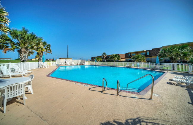 Oceanfront Condo w/ Private Balcony Pool + Tennis Bubbly Blew by Avantstay - Foto 22
