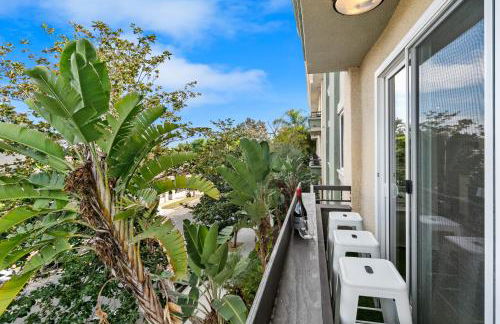 Beverly Hills Glamour Oasis 2 BR Apt with Parking 304 - Photo 36