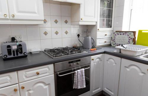 3 bed home sleeps 8 people located 1 min from train stop - Otley Terrace - Photo 30