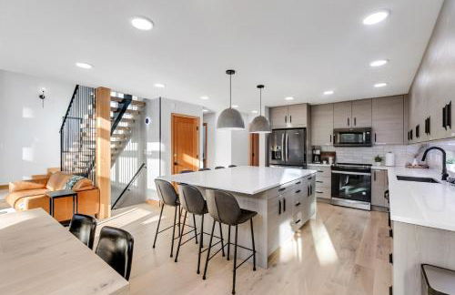 LUXE Hyak Retreat with Sauna, Hot Tub, Game Room, 6BR - Foto 53