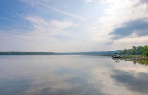 Bring Your Boat! Little Traverse Lake Getaway - Foto 3