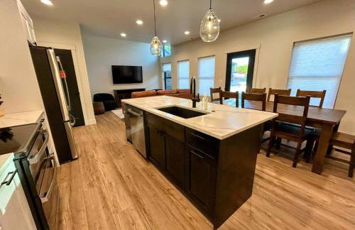 Peaks & Pines Modern Gem, 2 Kings, Bunks, Hot Tub, Walkable, Kid's Cove - Foto 11