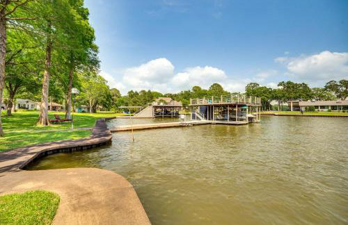 Live Lake Life! Enchanted Oaks Gem with Private Dock - Foto 35