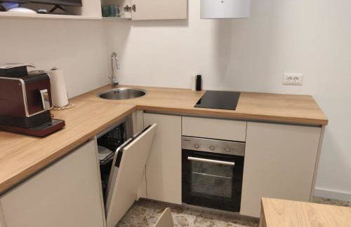 Omis apartment - near beach and town center, ground floor with small garden - Foto 17