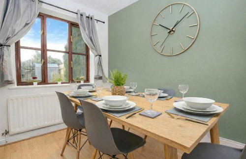 Detached House - Prime Location - Free Parking, Fast Wifi and Smart TVs with Sky TV and Netflix by Yoko Property - Photo 13