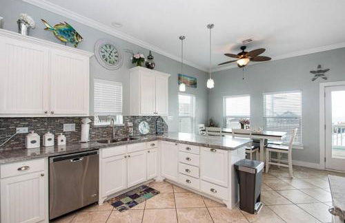 "The Ocean Aire" , 30 secs from the sand! - Photo 20