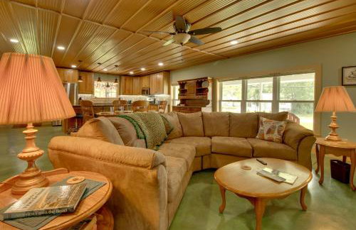 Unique Cotter Getaway with Deck and Outdoor Dining! - Foto 3