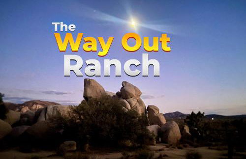 Epic Views, Huge House, Acres of J-Trees to explore, Hot Tub, Pool, AC, and Mini-Golf - Foto 77