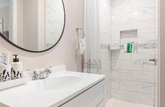 Stylish 3BR Townhouse with Backyard,and Easy Parking - Photo 34